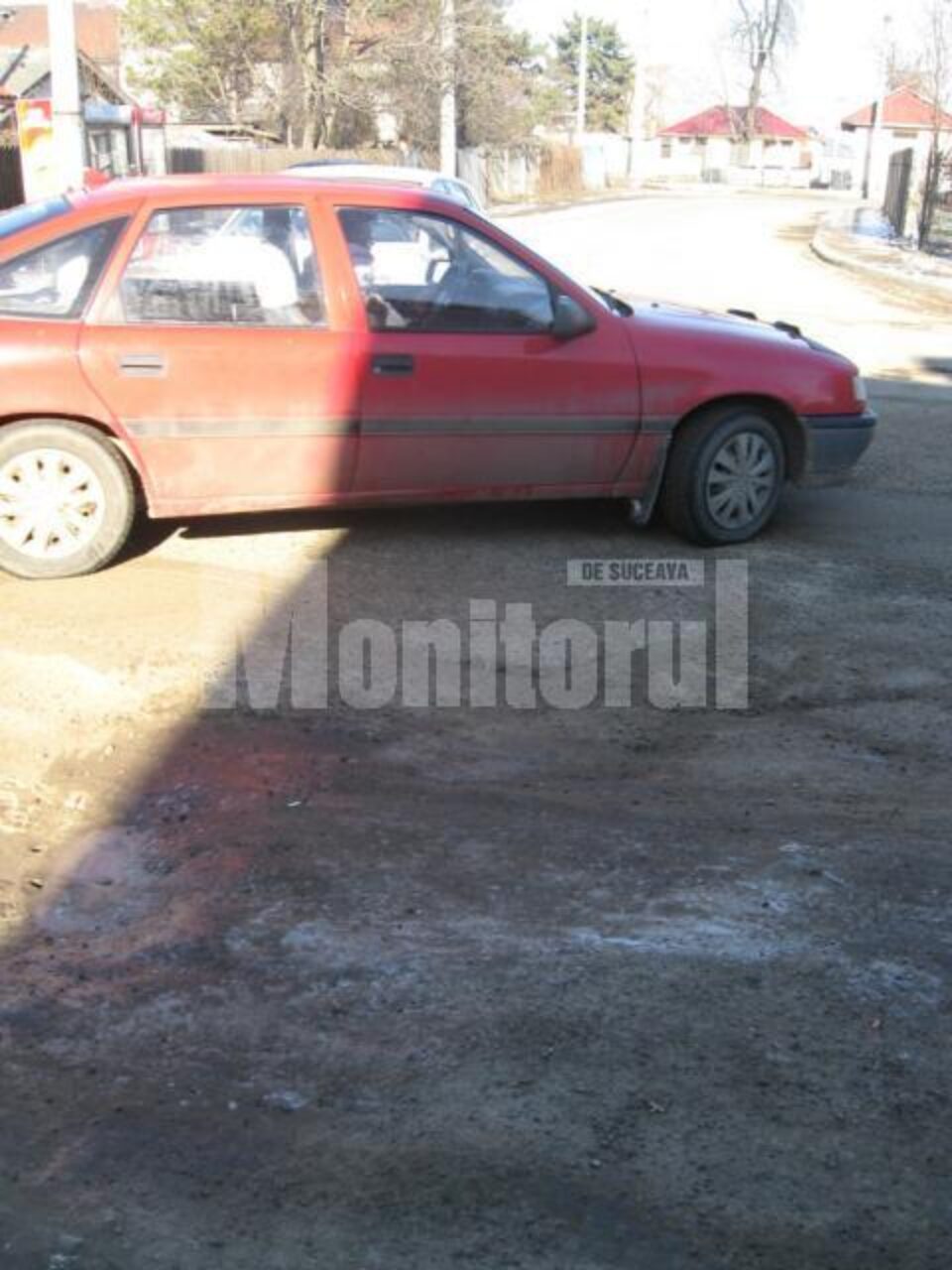 Șoferii sunt nevoiți să facă manevre ample să evite gropile