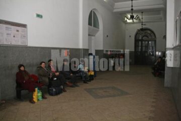 Calatorii, refugiati intr-un colt al garii