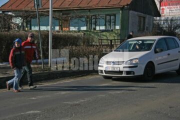 Copiii trec cu mare greutate strada