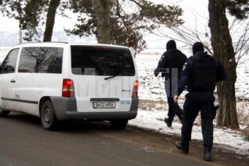 UPDATE: 17:05 - 77 de polițiști de frontieră și vameși de la Siret, reținuți de procurorii DNA