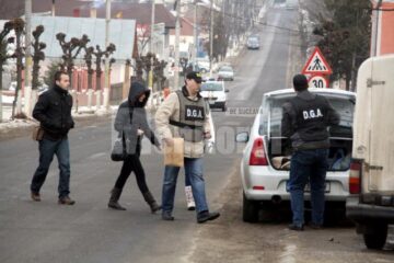 UPDATE: 17:05 - 77 de polițiști de frontieră și vameși de la Siret, reținuți de procurorii DNA