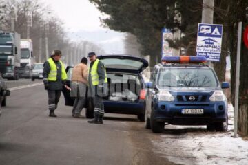UPDATE: 17:05 - 77 de polițiști de frontieră și vameși de la Siret, reținuți de procurorii DNA