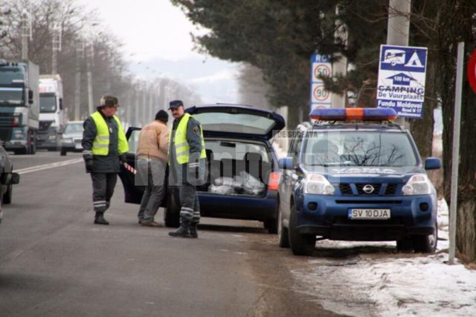 UPDATE: 17:05 - 77 de polițiști de frontieră și vameși de la Siret, reținuți de procurorii DNA UPDATE: 17:05 - 77 de polițiști de frontieră și vameși de la Siret, reținuți de procurorii DNA