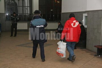 Polițiștii, între ce spune legea și rugile oamenilor înghețați