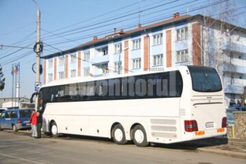 O parte dintre suspecți, la ușa autocarului cu care au fost duși la București
