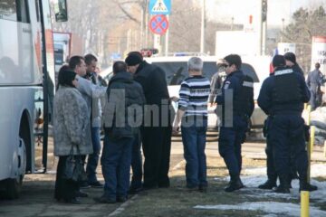 O parte dintre suspecți, la ușa autocarului cu care au fost duși la București