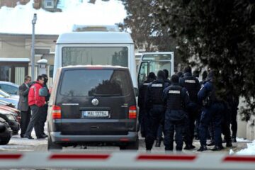 Vameșii și polițiștii de frontieră de la PTF Siret, aduși la audieri la DNA Foto: MEDIAFAX