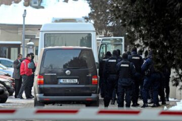 Vameșii și polițiștii de frontieră de la PTF Siret, aduși la audieri la DNA Foto: MEDIAFAX