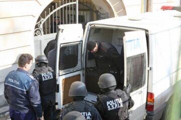 59 de polițiști de frontieră și vameși ridicați de la Punctul de Trecere a Frontierei Siret, audiați de DNA, arestați de Curtea de Apel București Foto: Adevărul