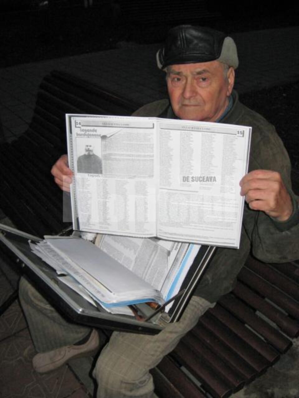 Alexandru I. Rotaru pe bancă, în Parcul Central al Sucevei