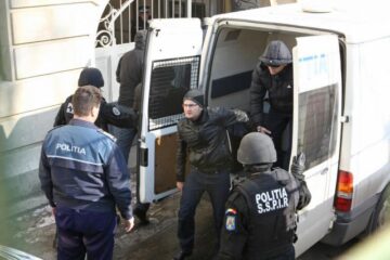 59 de polițiști de frontieră și vameși ridicați de la Punctul de Trecere a Frontierei Siret, audiați de DNA, arestați de Curtea de Apel București Foto: Adevărul