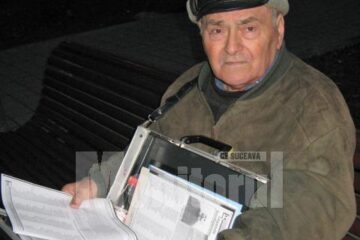 Alexandru I. Rotaru pe bancă, în Parcul Central al Sucevei