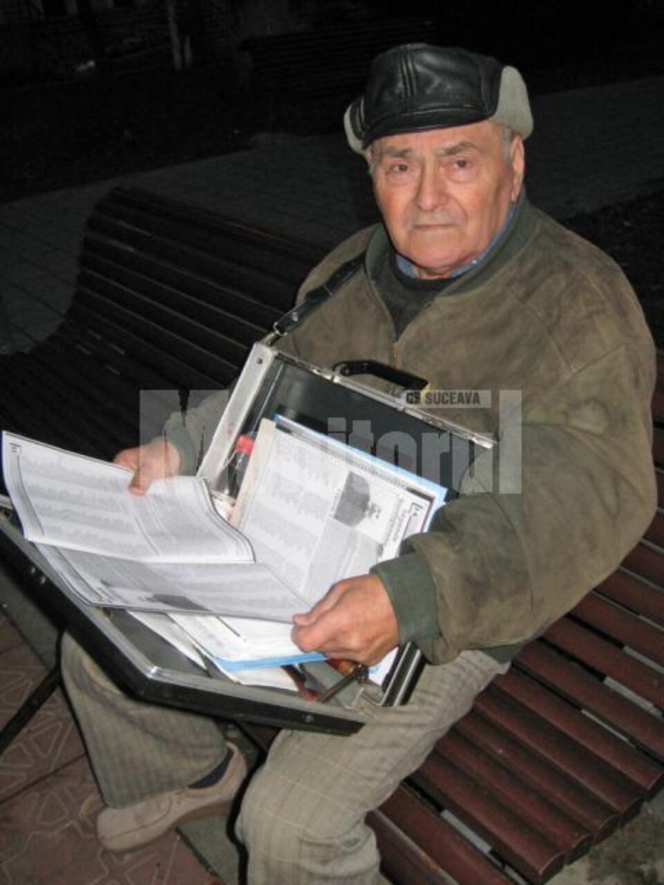 Alexandru I. Rotaru pe bancă, în Parcul Central al Sucevei
