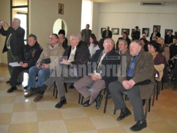 Participanți la lansarea de carte de la Galeria de Artă din Rădăuți