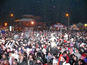 Spectatori la Serbările Zăpezii de la Vatra Dornei