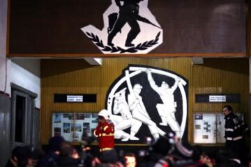 Salvatori, echipaje SMURD și forte de ordine, în incita exploatării Mina Uricani, după explozie Foto: MEDIAFAX