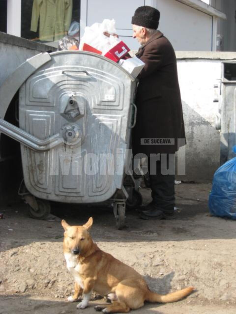 Unii oameni sărmani câștigă câțiva bănuți de pe urma resturilor aruncate la buncăr