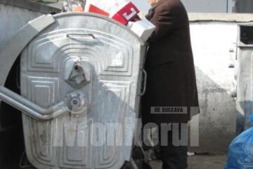 Unii oameni sărmani câștigă câțiva bănuți de pe urma resturilor aruncate la buncăr
