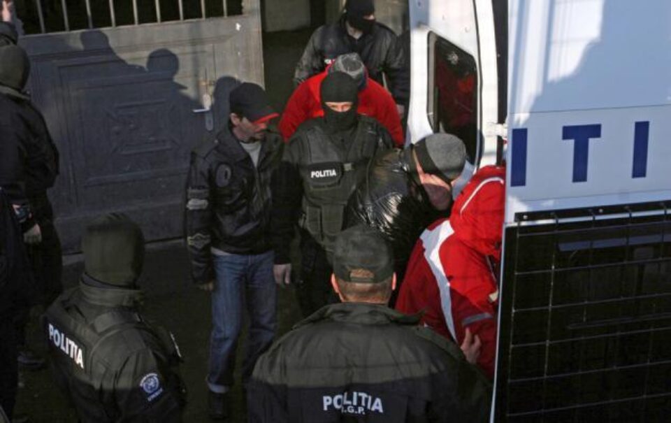 Polițiștii de frontieră și vameșii ridicați de la Punctul de Trecere a Frontierei Siret, plecând de la Curtea de Apel București Foto: MEDIAFAX