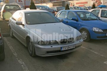 Autoturismul BMW, parcat și ieri după-amiază lângă Poliția municipiului Suceava