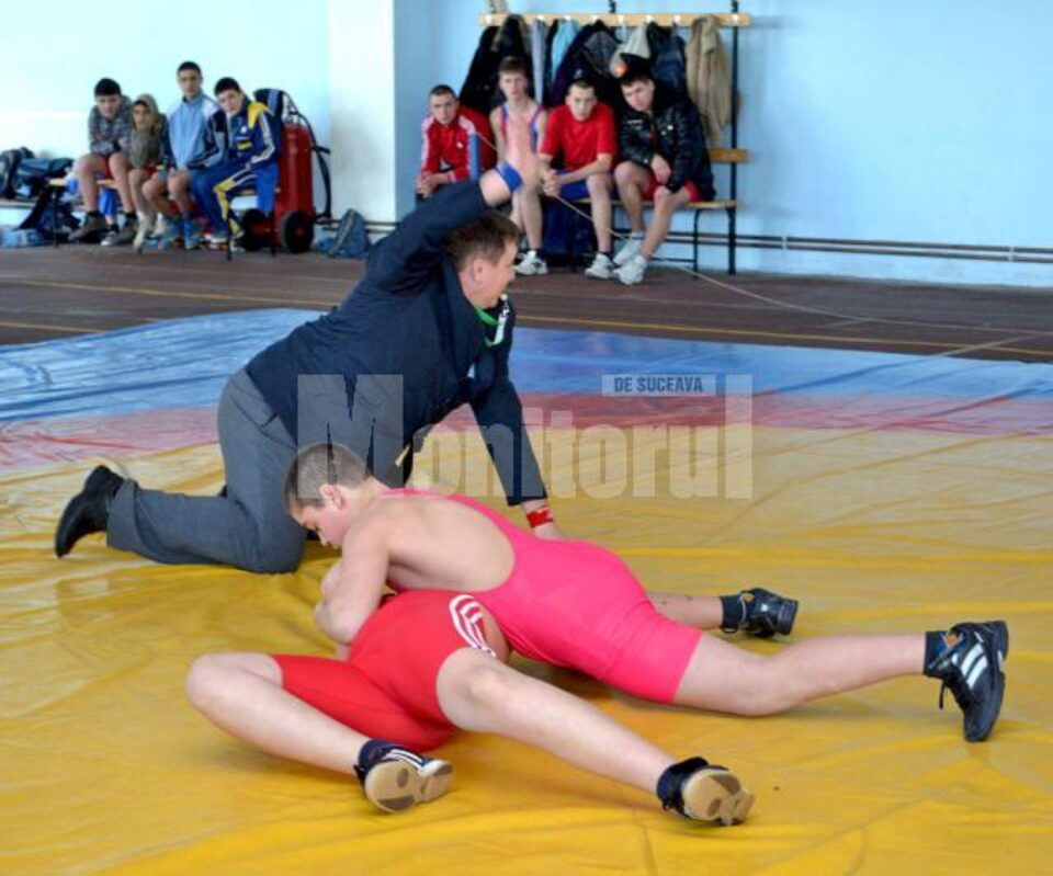 Sportivii suceveni au luptat cu ardoare pe saltea pentru a-și apropia victoria