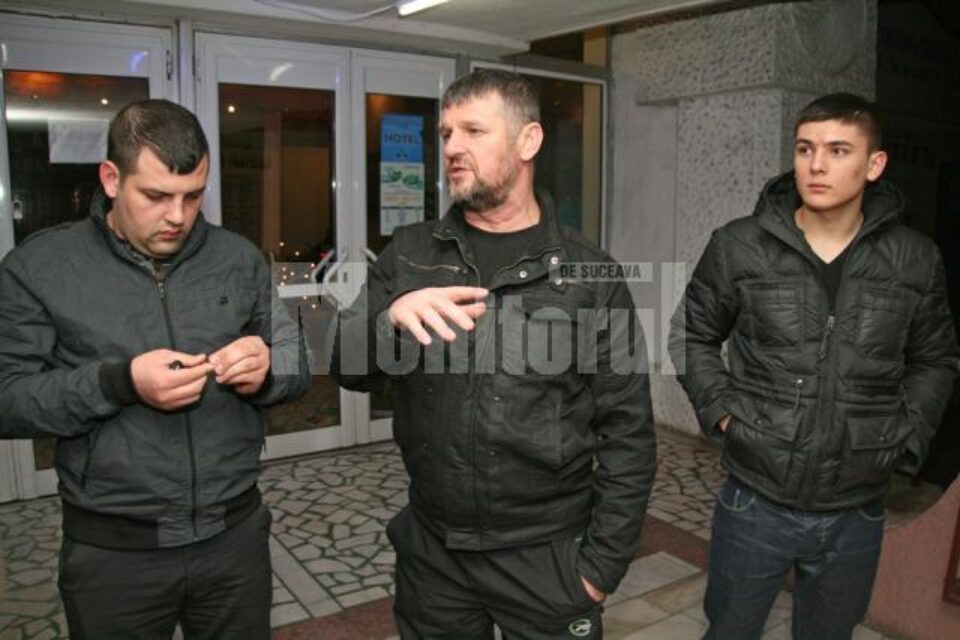 Cristian Tcaciuc, Severin Tcaciuc și Severin Tcaciuc junior, în fața Hotelului Bucovina Cristian Tcaciuc, Severin Tcaciuc și Severin Tcaciuc junior, în fața Hotelului Bucovina