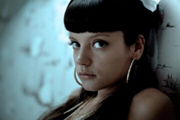 Lily Allen a cerut unui tabloid britanic daune de până la 150.000 de dolari