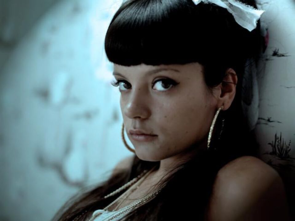 Lily Allen a cerut unui tabloid britanic daune de până la 150.000 de dolari