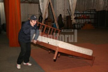 Oamenii care au montat decorul spectacolului au fost luați și ei prin surprindere de plecarea celor trei actori