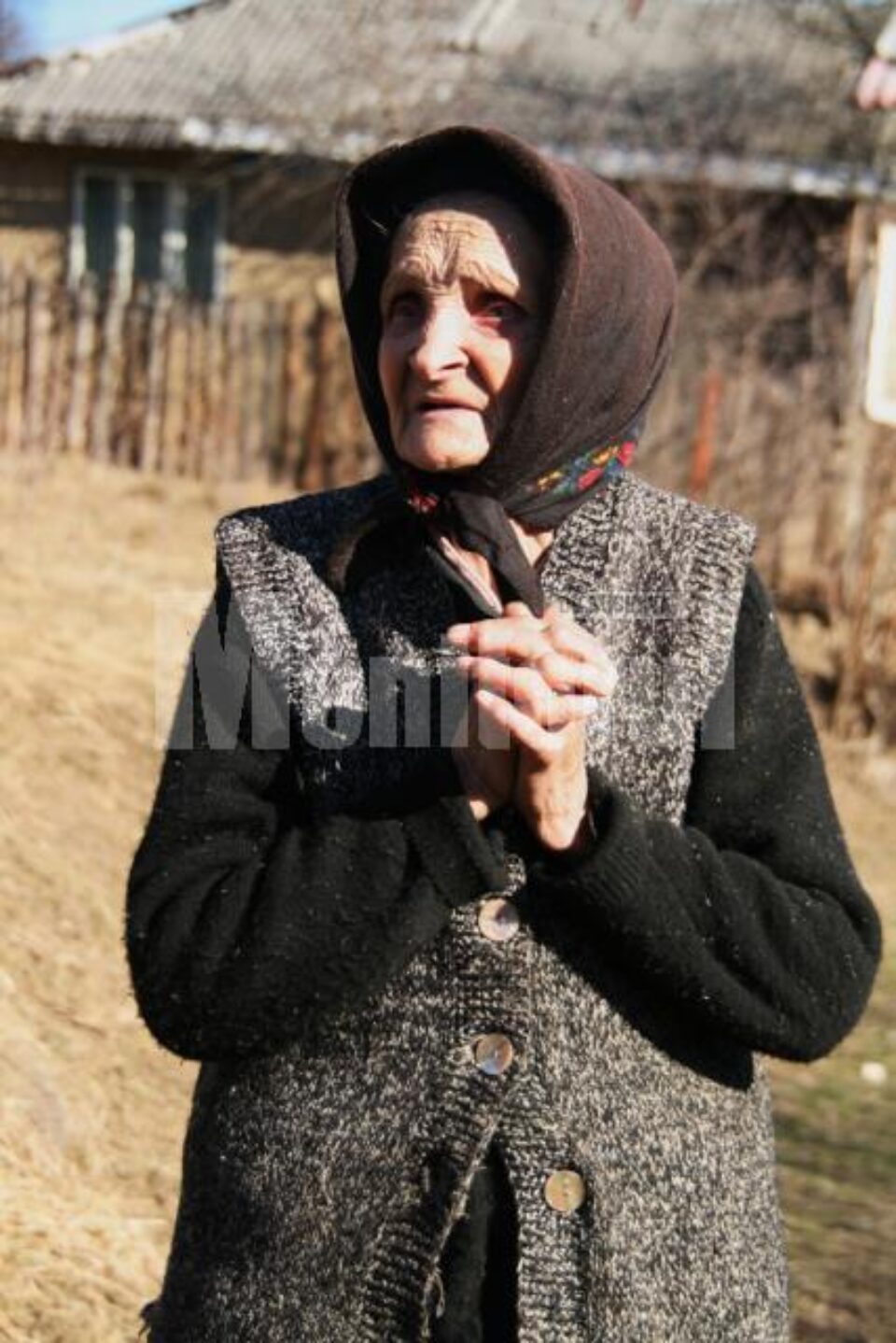Ultima victima a dormit în timp ce hoții îi umblau prin casa și poate că somnul adânc i-a salvat viața