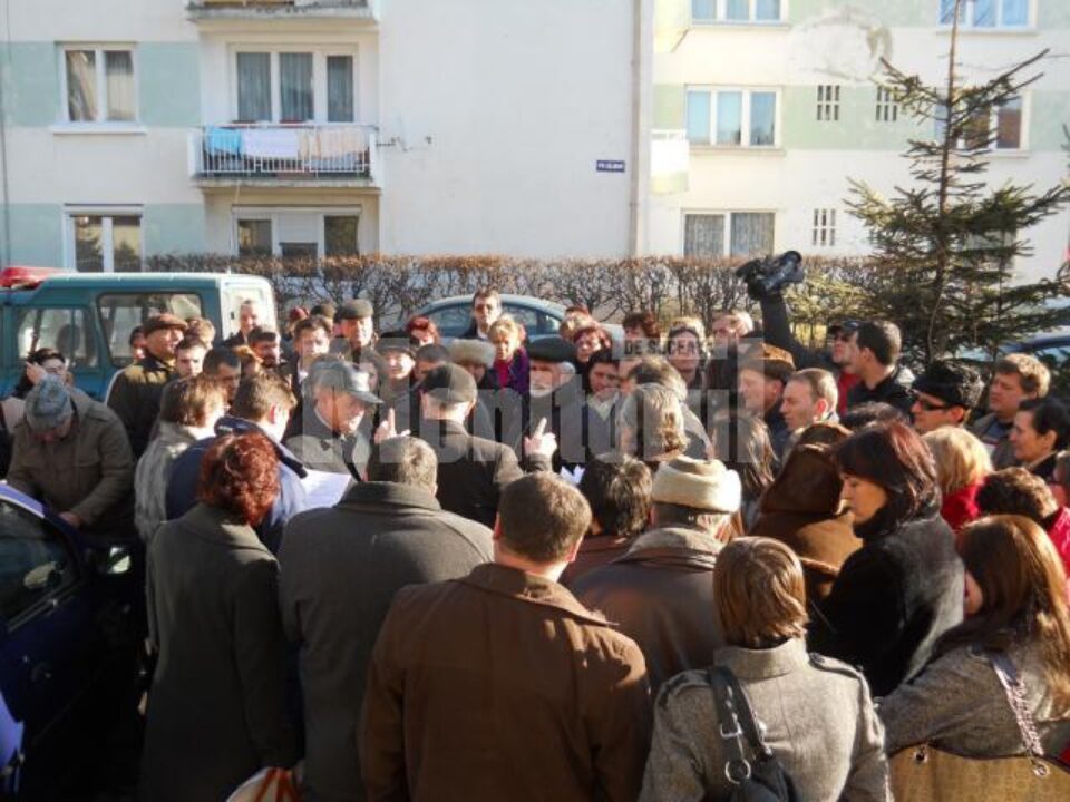 Profesorii au stat la coadă ieri, în fața Parchetului din Rădăuți, unde au venit să depună plângeri penale împotriva unor secretari de stat