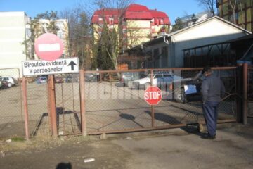 În curtea de pe strada Oituz a Poliției se găsesc autoturisme aproape abandonate de proprietari