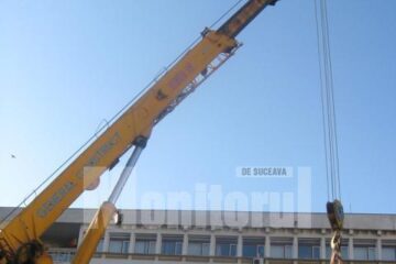Statuia domnitorului Petru Mușat, luată pe sus cu macaraua