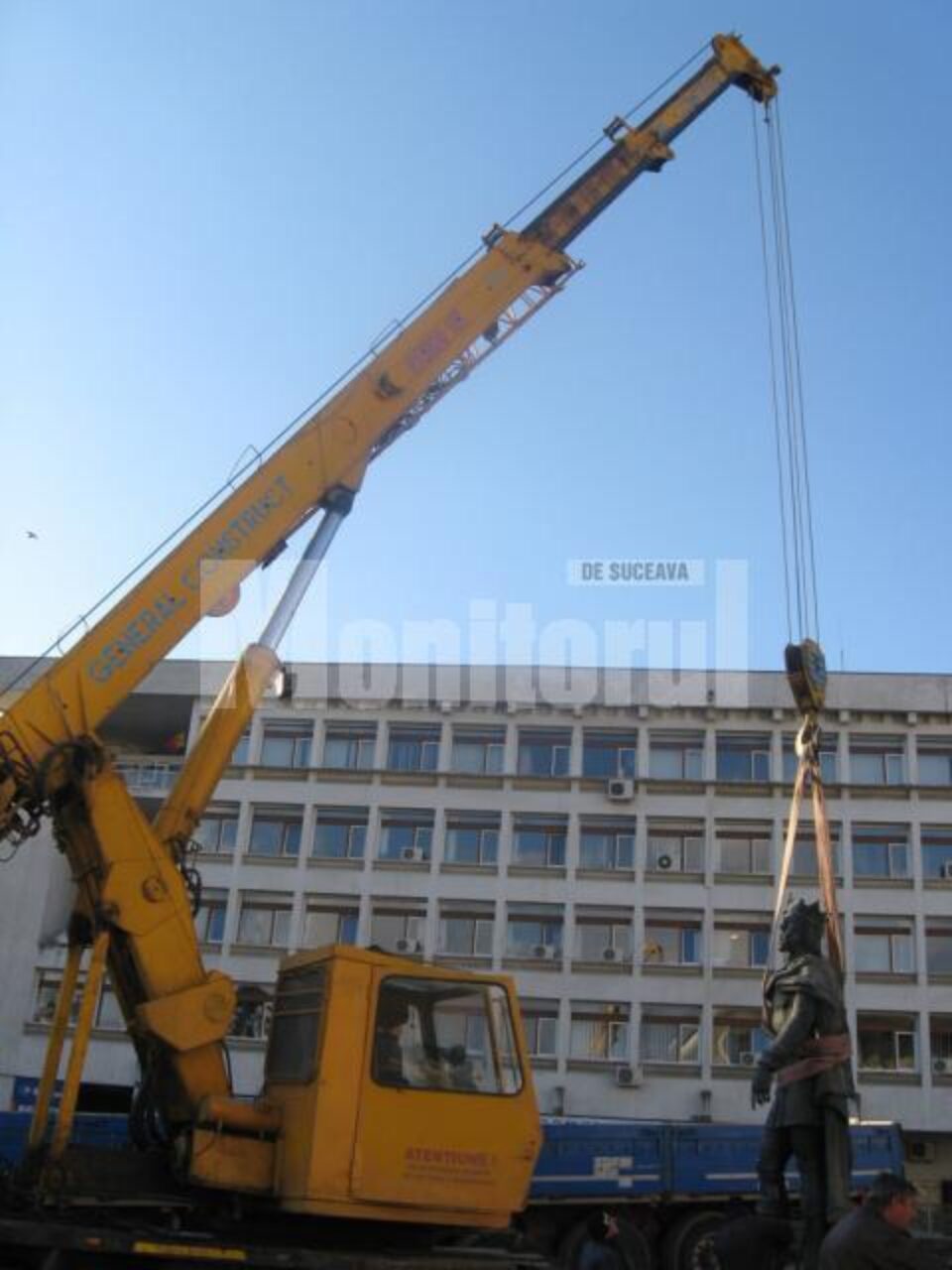Statuia domnitorului Petru Mușat, luată pe sus cu macaraua