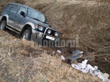 Șoferul unuia dintre autoturisme, un Mitsubishi de teren, a pierdut controlul volanului și jeepul s-a răsturnat în pârâul “Rusului”