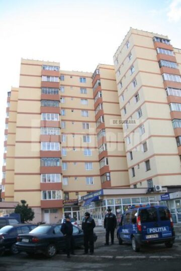 Bucăți din acoperișul acestui bloc din Suceava au fost desprinse de vânt