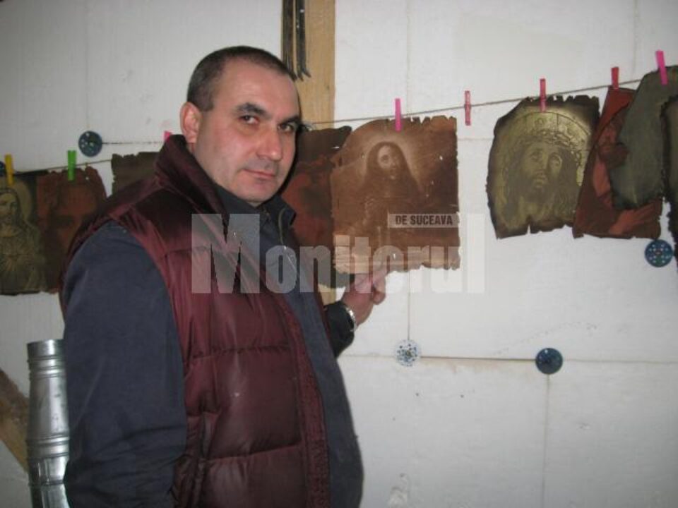 Cătălin Golea și icoanele gravate pe piele, puse la aerisit în atelier