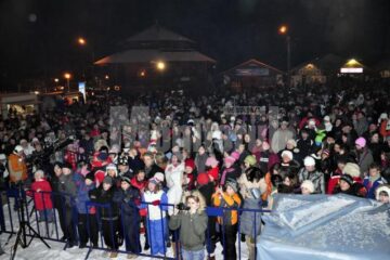 Sâmbătă seară, pârtia Parc din Vatra Dornei a fost plină de tineri veniți să sărbătorească în avans Ziua Îndrăgostiților