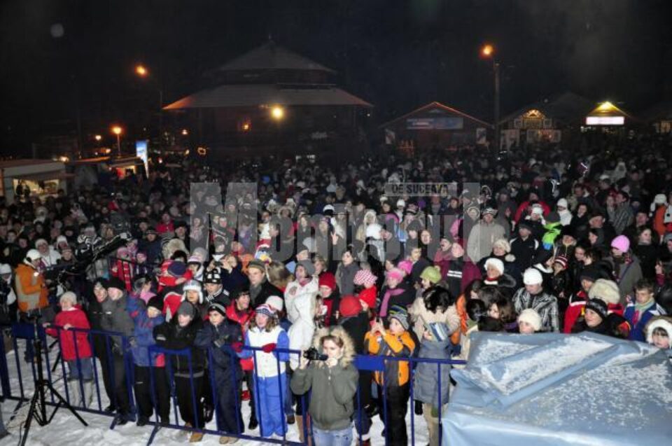 Sâmbătă seară, pârtia Parc din Vatra Dornei a fost plină de tineri veniți să sărbătorească în avans Ziua Îndrăgostiților
