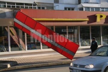 Rafalele de vânt au atins aproximativ 100 de kilometri la oră