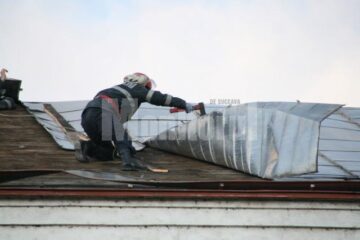 Pompierii au încercat să pună la loc bucățile de tabla smulse de vânt