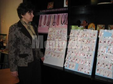 Conservatorul Georgeta Țiculeanu la standul cu vânzare - Mărțișoare