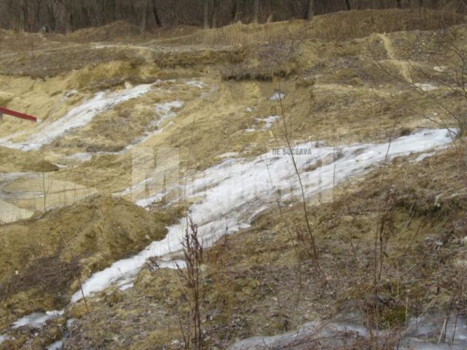 Alunecări de teren în capătul străzii Mirăuți