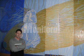 Iulian Asimionesei lângă Luceafărul din frescă