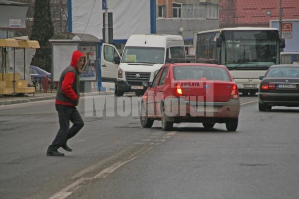 Unii pietoni au traversat strada prin locuri nepermise și fără să se asigure