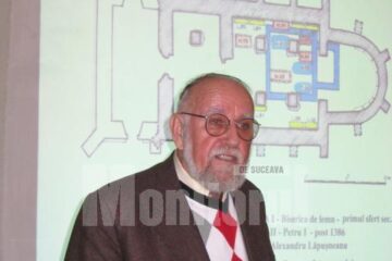Arheologul Adrian Bătrîna și imaginea proiectată a planurilor suprapuse ale bisericii Sf. Nicolae din Rădăuți