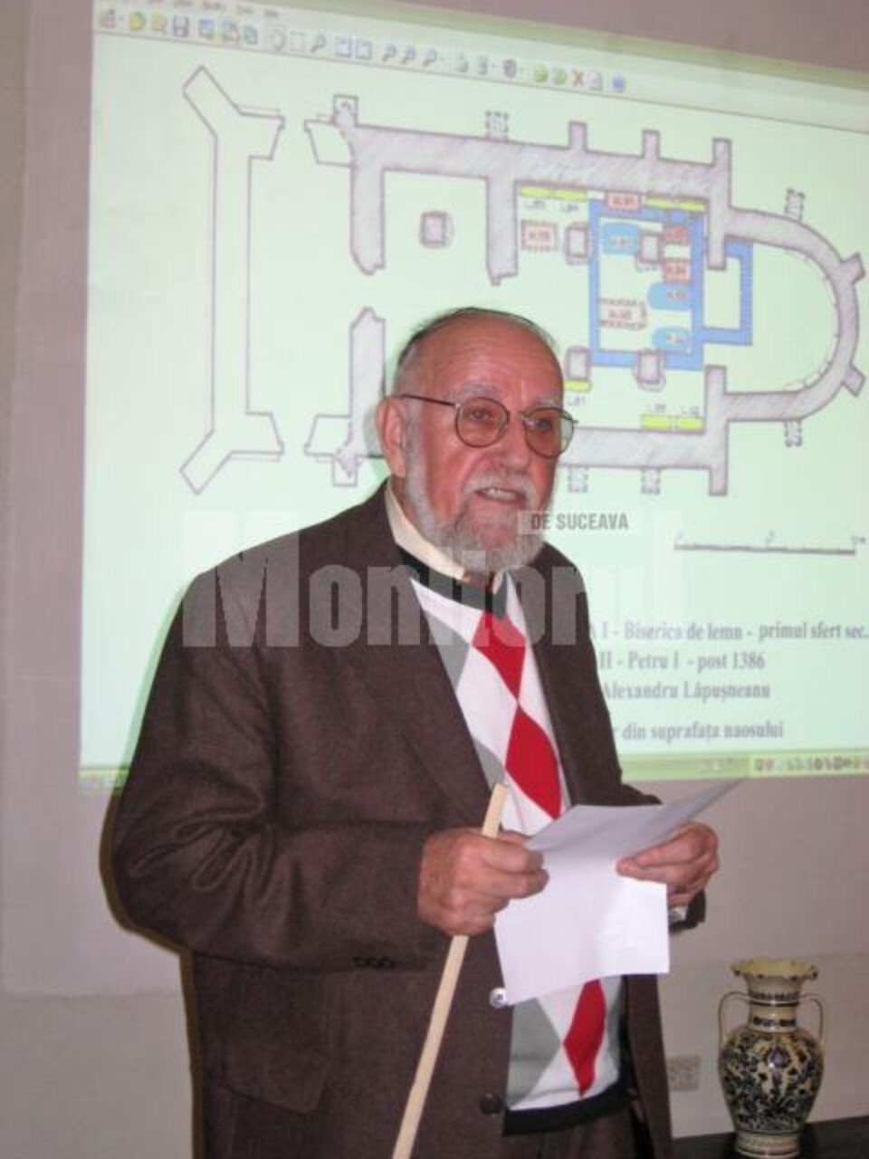 Arheologul Adrian Bătrîna și imaginea proiectată a planurilor suprapuse ale bisericii Sf. Nicolae din Rădăuți
