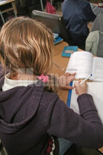 Dascălii acordă mai multa atenție copiilor care au părinții plecați în străinătate
