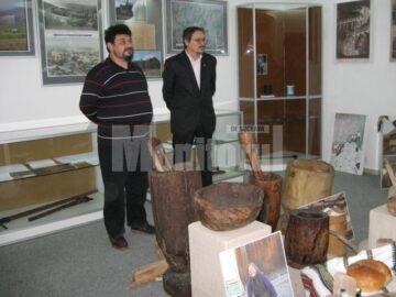 Constantin-Emil Ursu și Mugur Andronic la deschiderea expoziției Sarea, Timpul, Omul