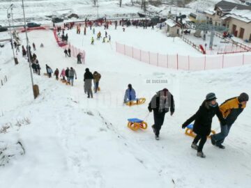 Distracție de iarnă: Peste 6.000 de turiști au participat, în weekend, la Olimpiada Humorului